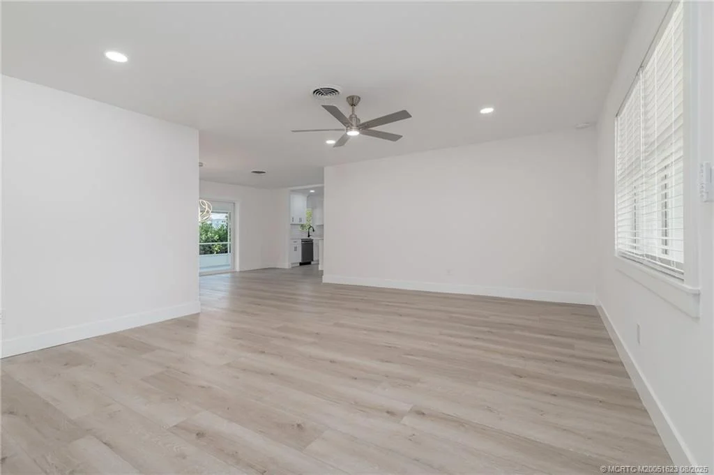 Photo of 1030 SE Dolphin Drive