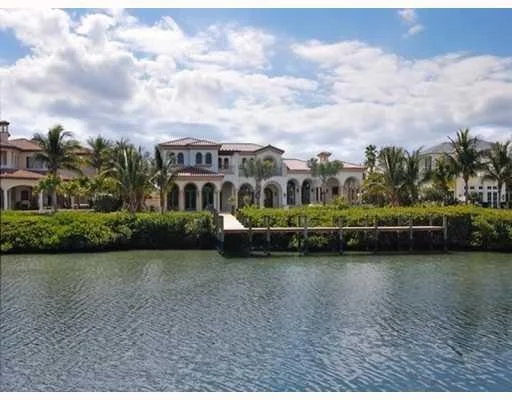 Photo of 6976 SE HARBOR Circle