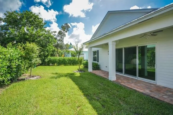 Photo of 403 SE Coconut Avenue