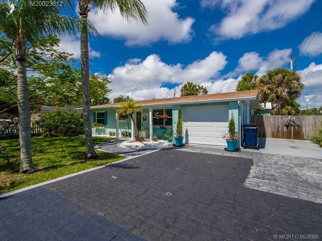 Photo of 702 SE Dolphin Drive