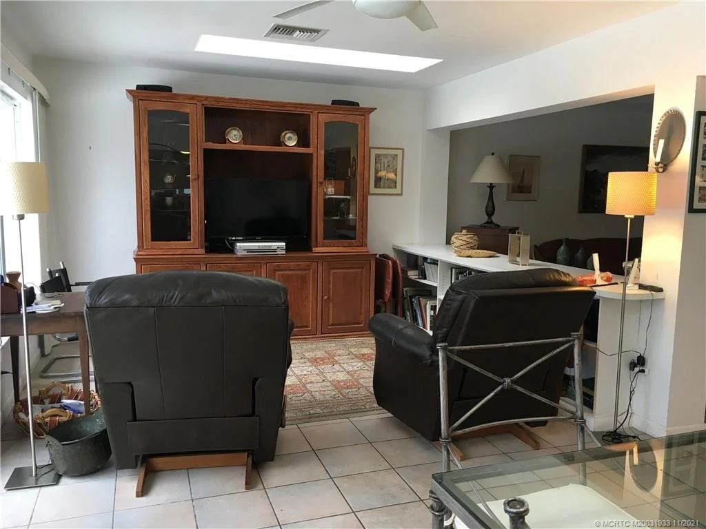 Photo of 702 NW Sunset Drive