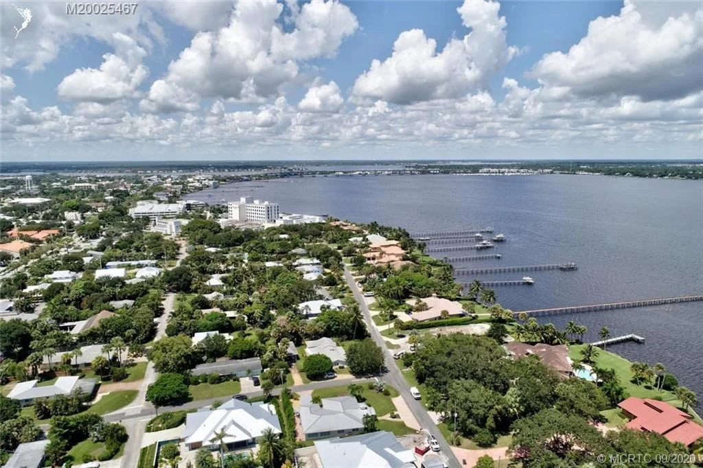 Photo of 904 SE Riverside Drive