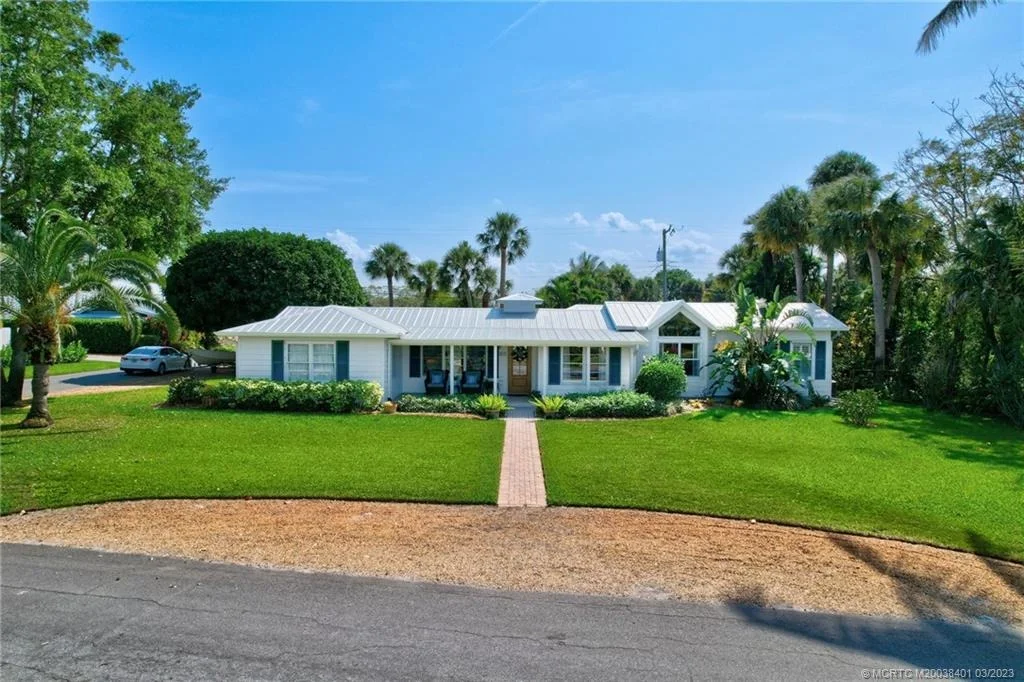 Photo of 834 SE Riverside Drive