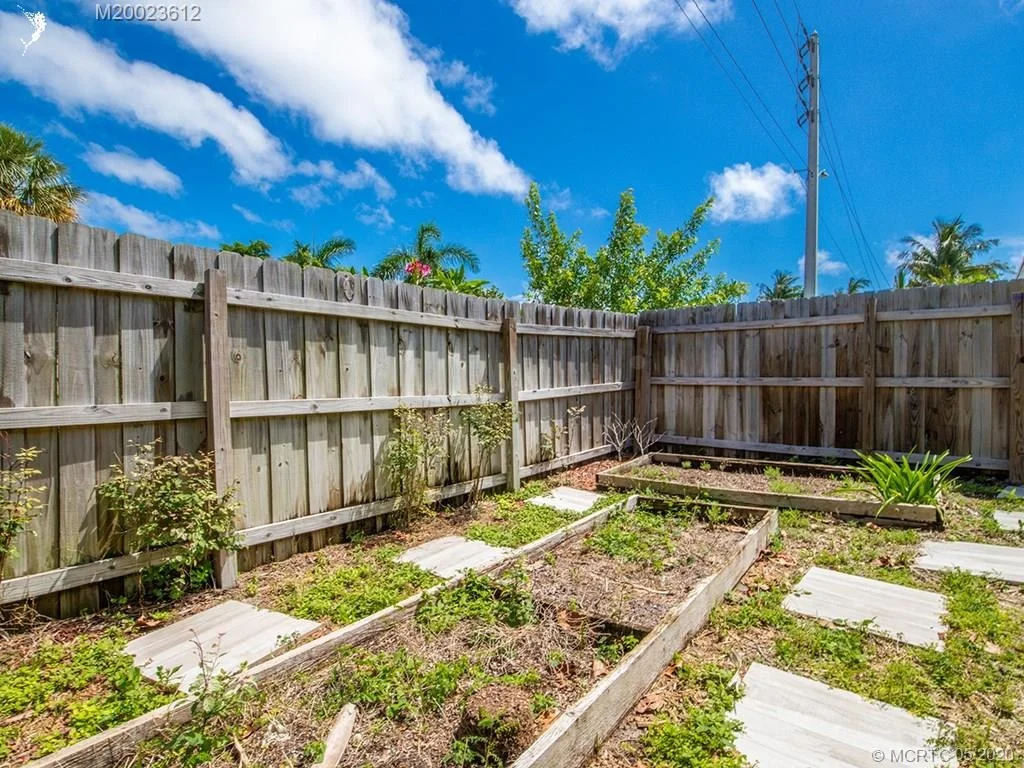 Photo of 702 SE Dolphin Drive