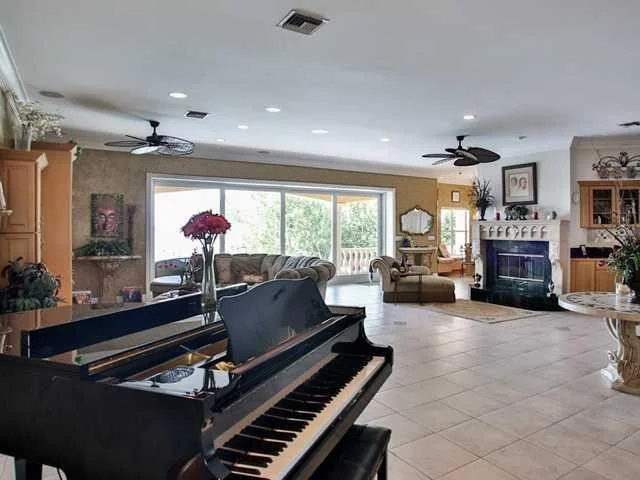 Photo of 1051 SE Riverside Drive