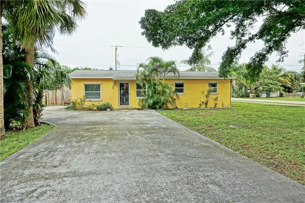 Photo of 523 SE Dolphin Drive