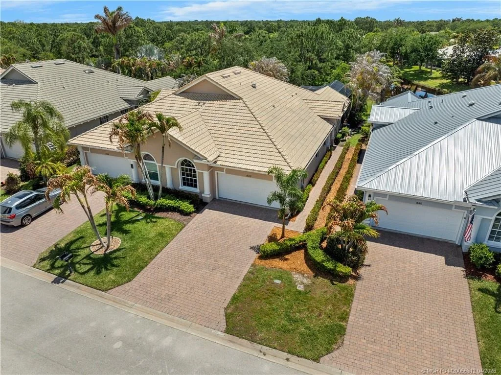 Photo of 830 NW Red Pine Way