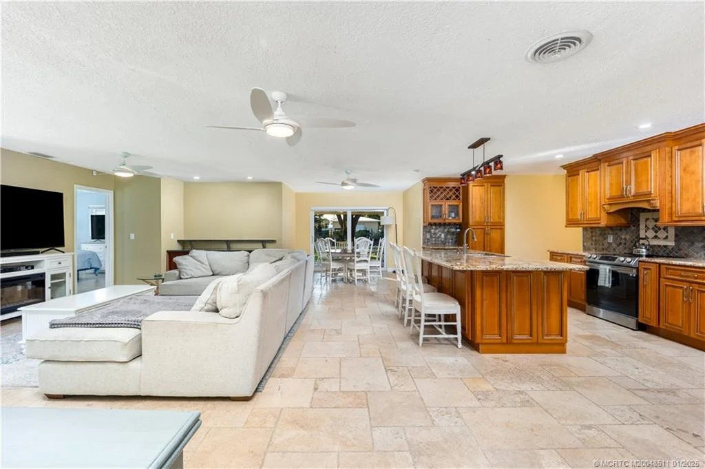 Photo of 994 NW Pine Lake Drive