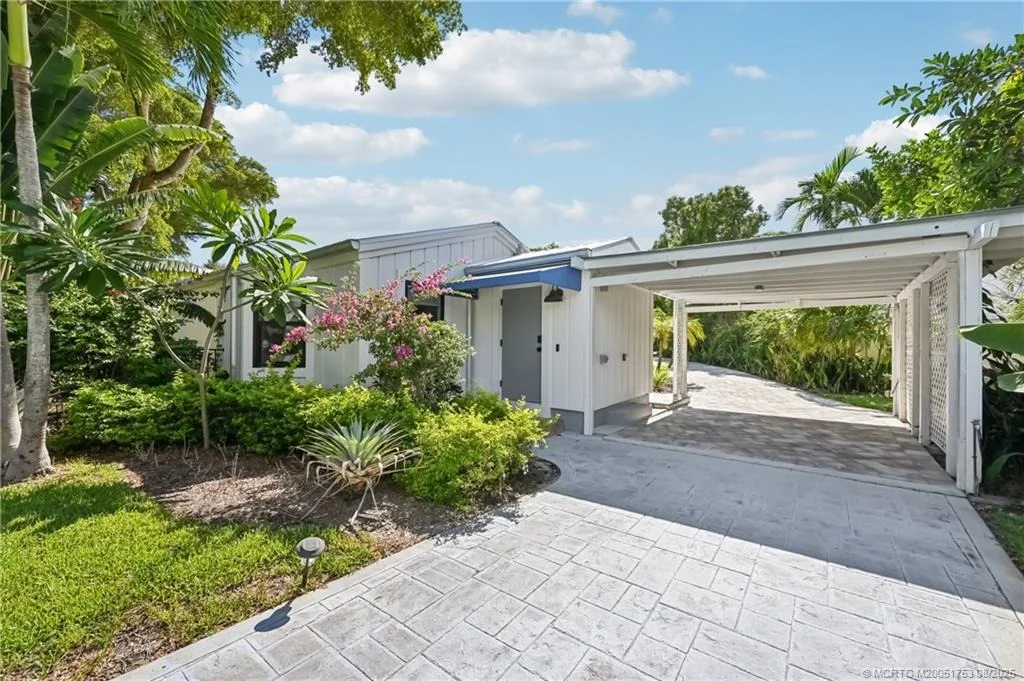 Photo of 200 SE Pelican Drive