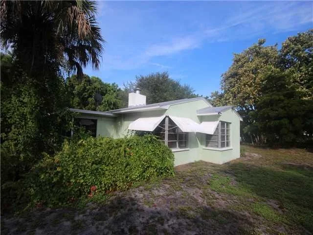 Photo of 1444 SE Riverside Drive