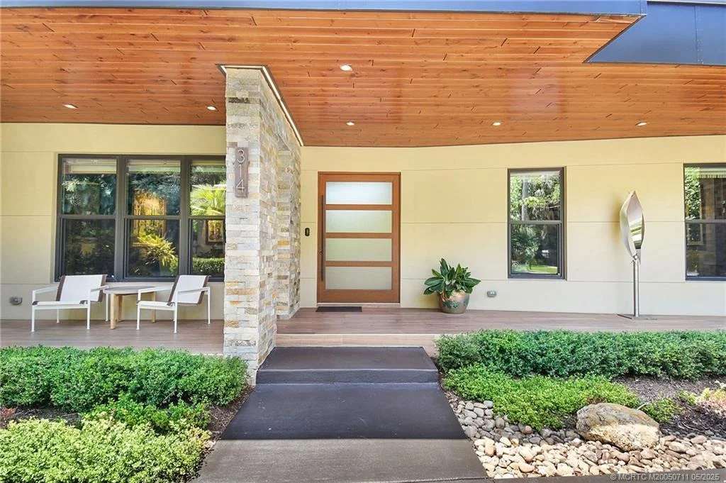 Photo of 314 SE Pelican Drive