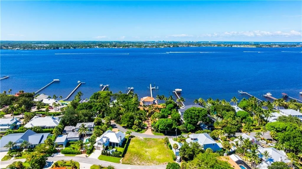Photo of 932 SE Riverside Drive
