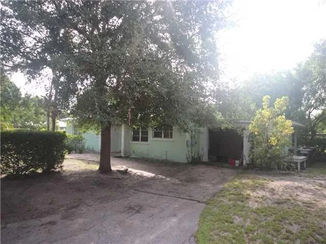 Photo of 1444 SE Riverside Drive