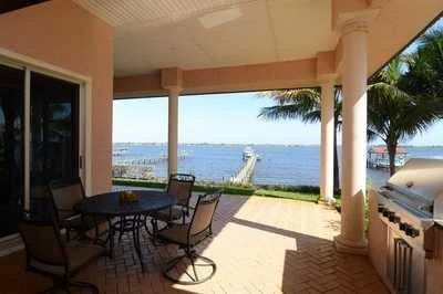 Photo of 931 SE Riverside Drive