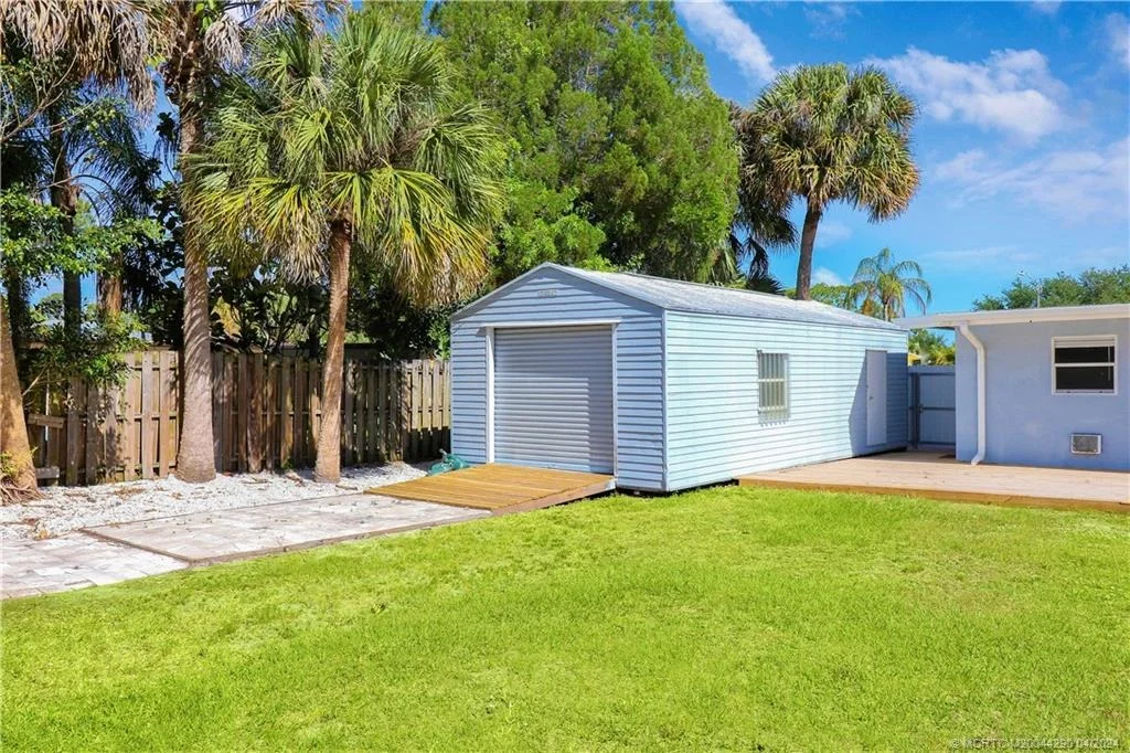 Photo of 327 SW Dyer Drive