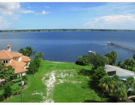 Photo of 811 SE RIVERSIDE Drive