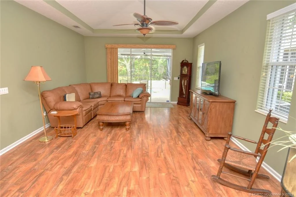 Photo of 730 NW Red Pine Way