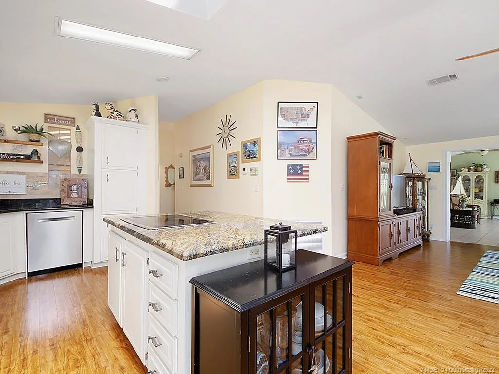 Photo of 112 SE Paradise Place