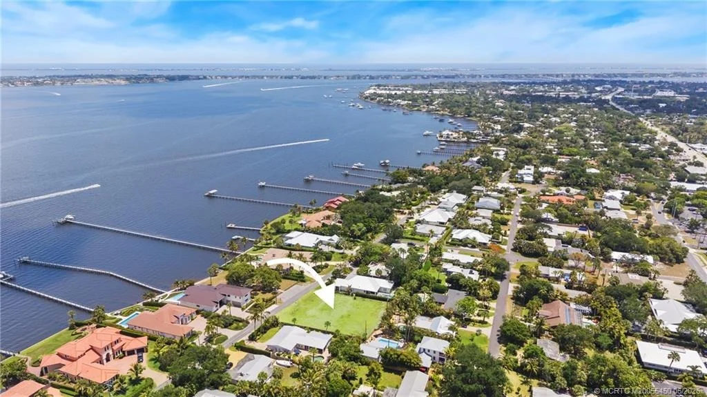 Photo of 818 SE Riverside Drive