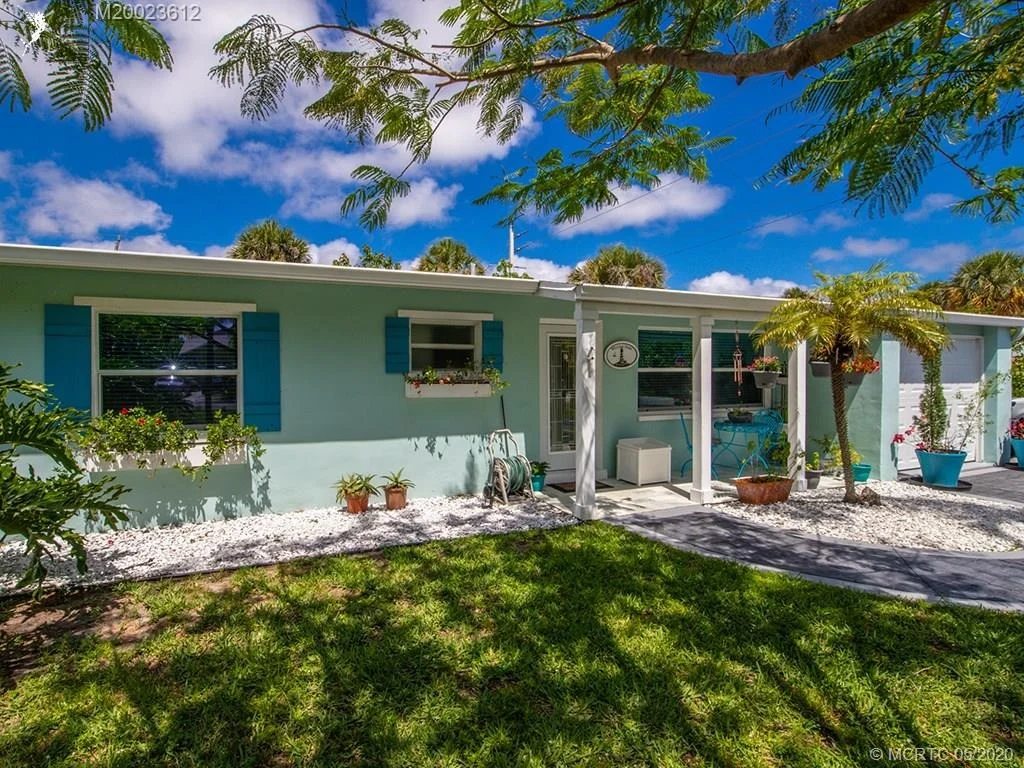 Photo of 702 SE Dolphin Drive