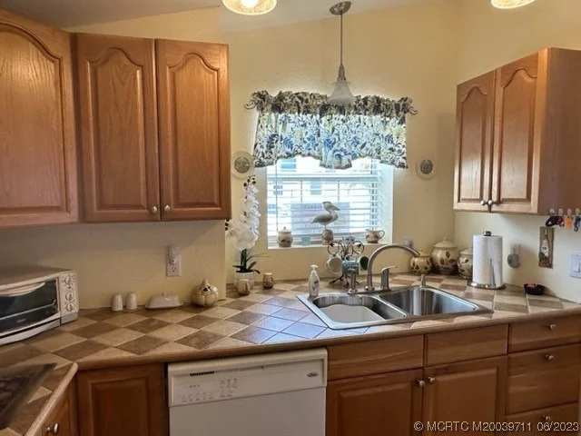 Photo of 988 Nettles Boulevard