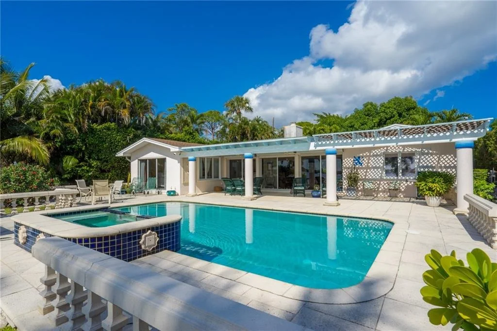 Photo of 611 NW Sunset Drive