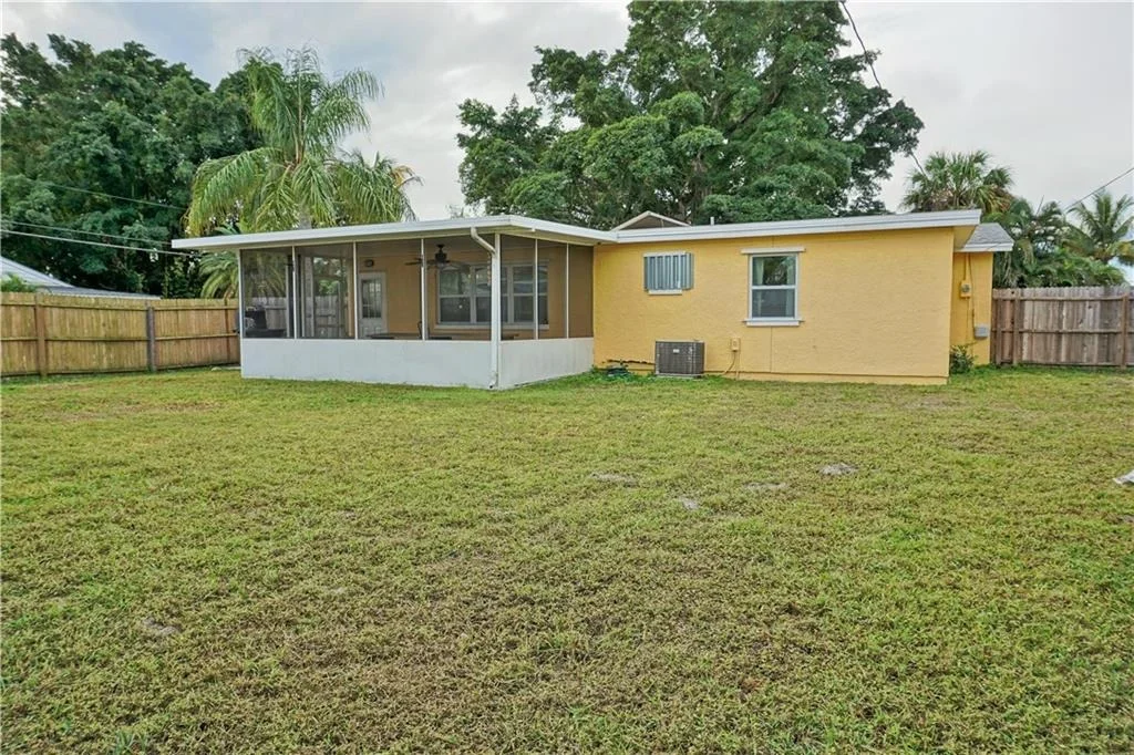 Photo of 523 SE Dolphin Drive