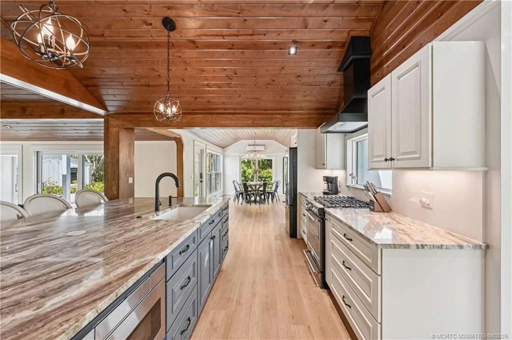 Photo of 200 SE Pelican Drive