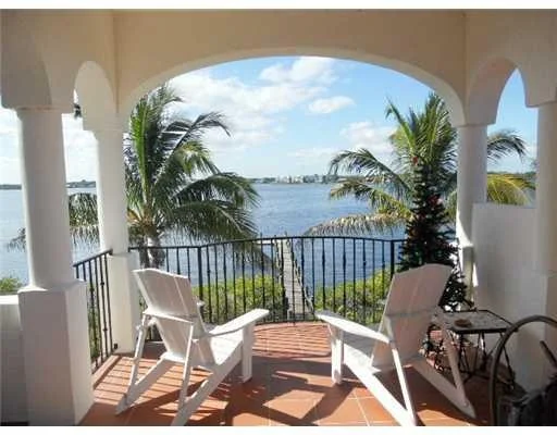 Photo of 643 SW OVERLOOK Drive