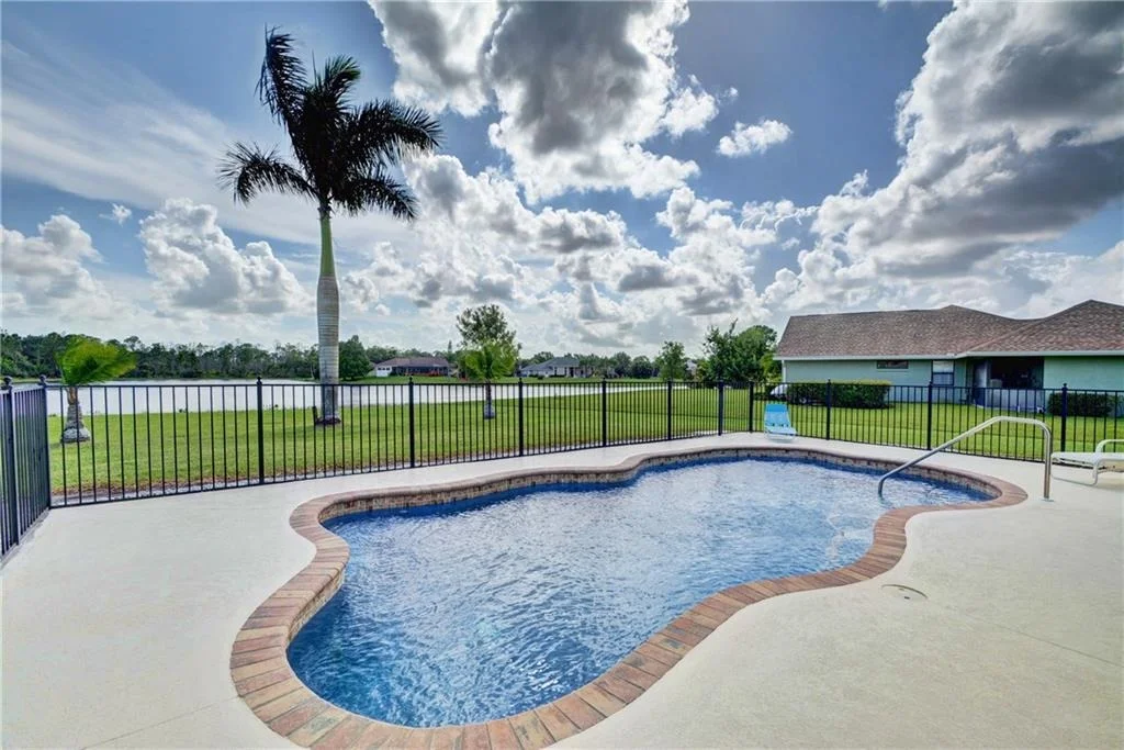 Photo of 864 SE Waterside Way