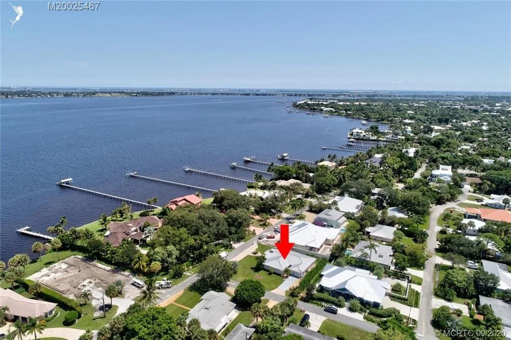Photo of 904 SE Riverside Drive