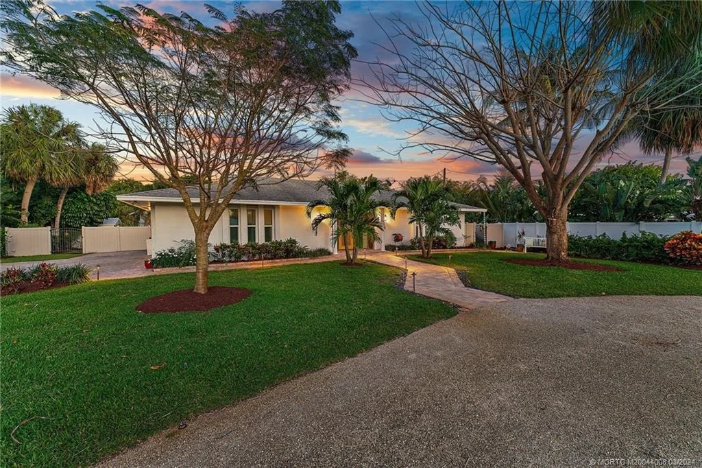 Photo of 333 SE Oriole Avenue