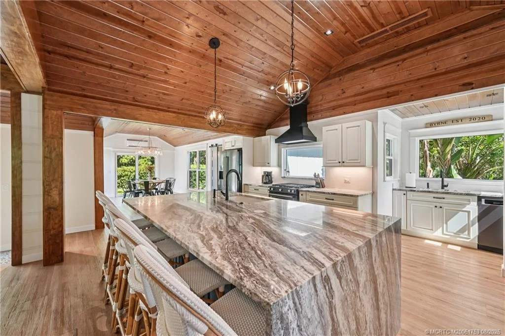 Photo of 200 SE Pelican Drive