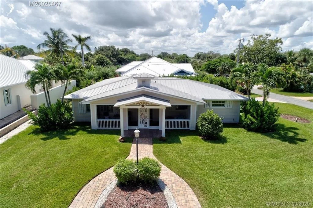 Photo of 904 SE Riverside Drive