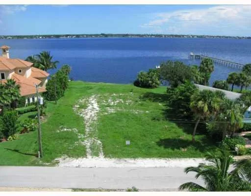 Photo of 811 SE RIVERSIDE Drive