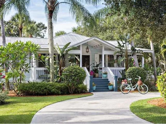 Photo of 708 SE RIVERSIDE Drive
