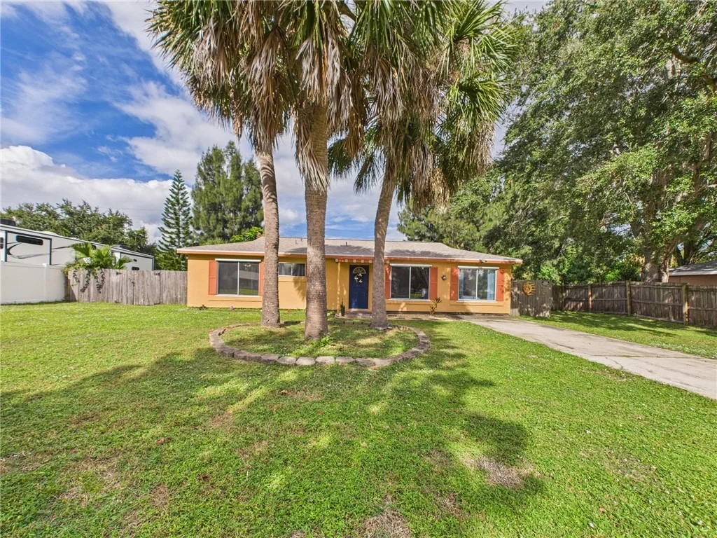 Photo of 1490 Mariposa Drive NE
