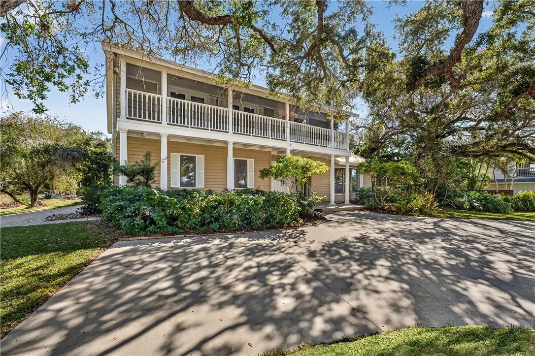 Photo of 950 Winding River Road