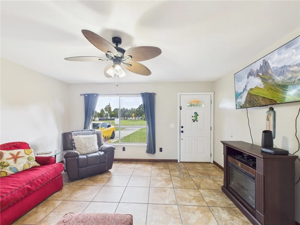 Photo of 1490 Mariposa Drive NE