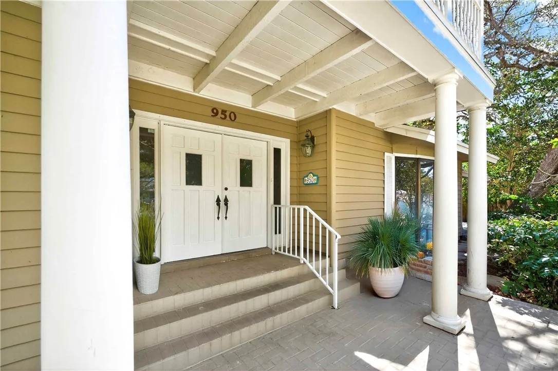 Photo of 950 Winding River Road