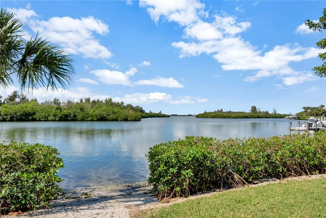 Photo of 950 Winding River Road