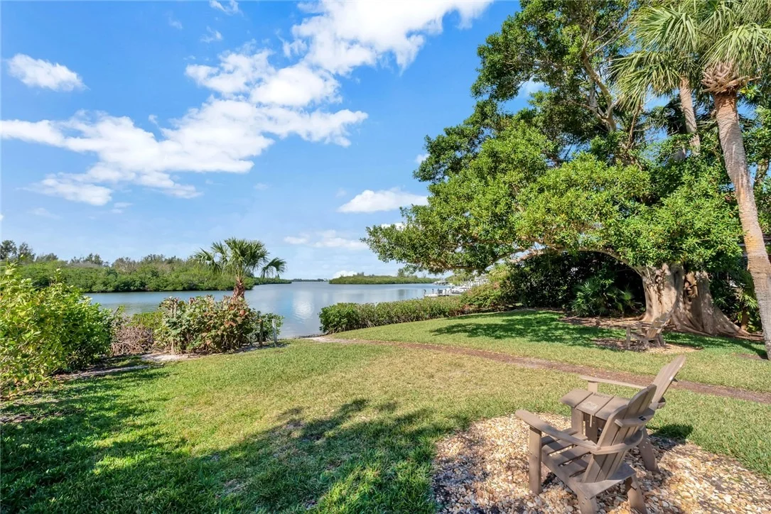 Photo of 950 Winding River Road