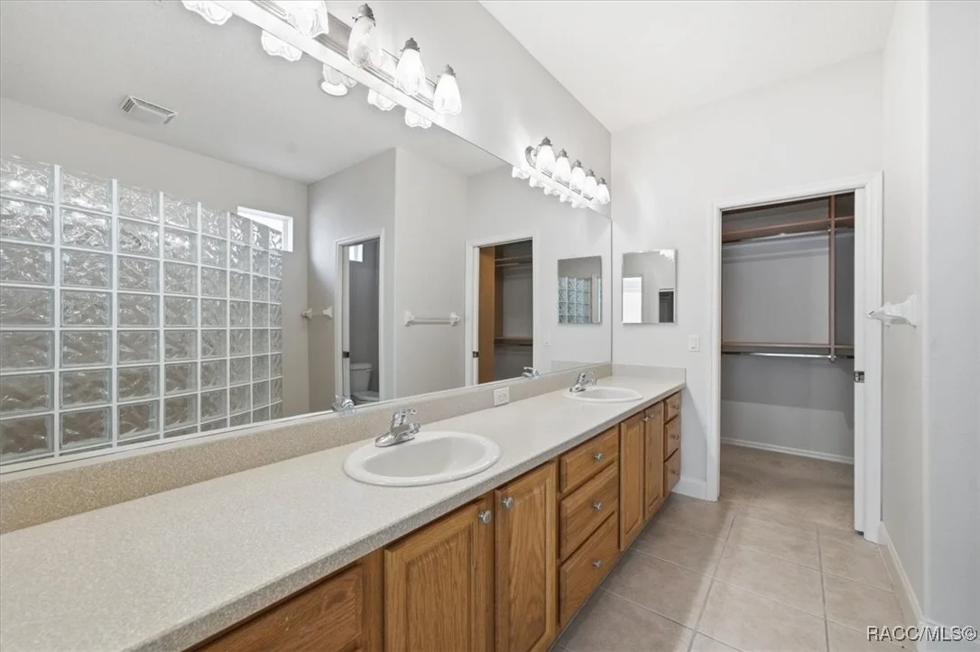 Photo of 1650 W Laurel Glen Path