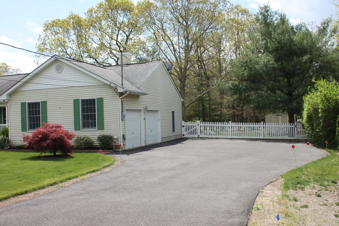 Photo of 647 W Commodore Boulevard