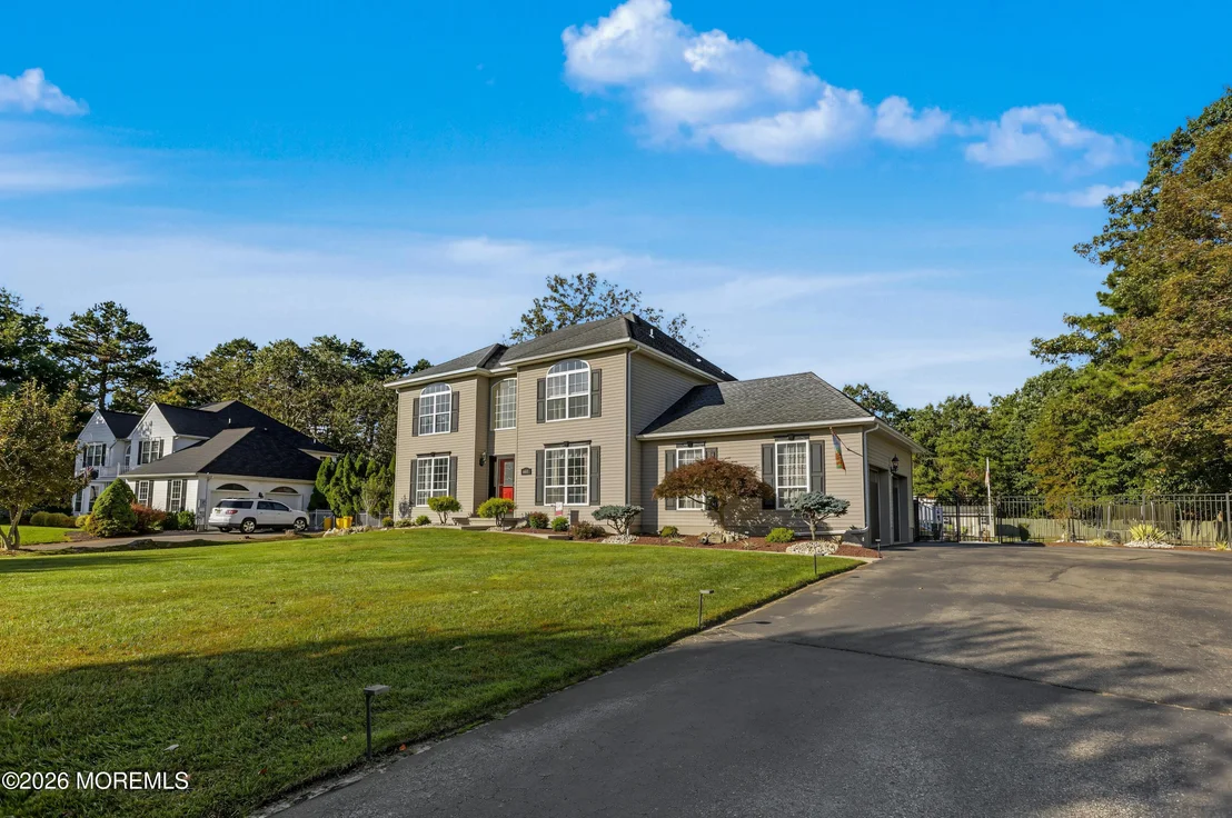 Photo of 611 Winterberry Boulevard