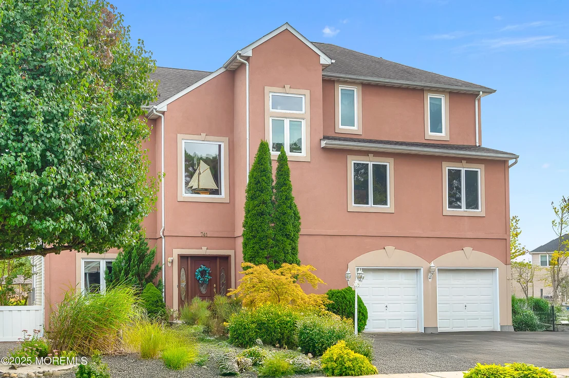 Photo of 741 S River Drive