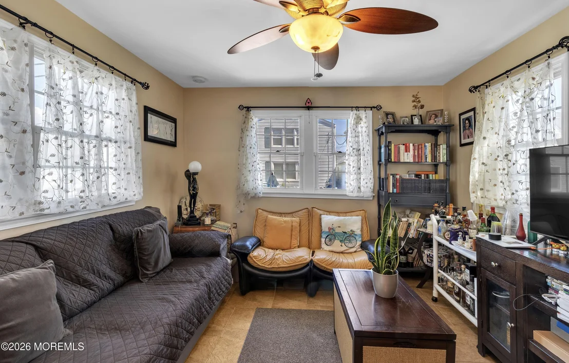 Photo of 46 W Rutherford Lane