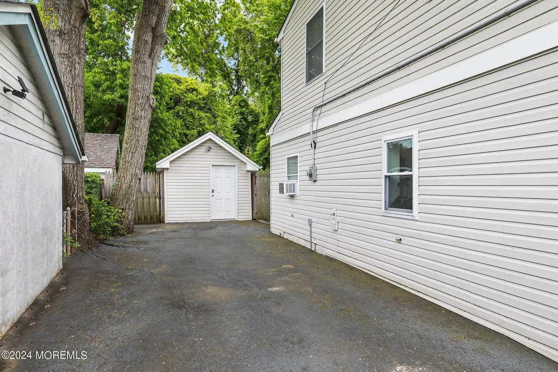 Photo of 785 Lakeshore Drive