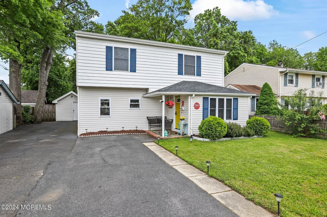 Photo of 785 Lakeshore Drive