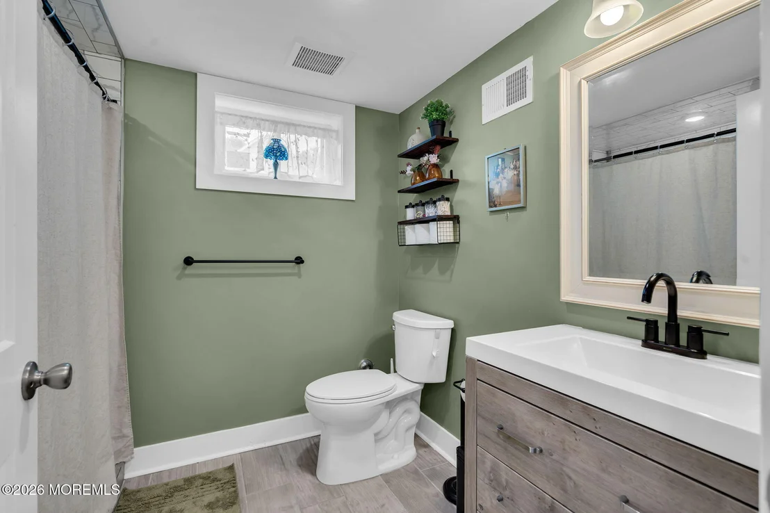 Photo of 1600 Parkview Boulevard